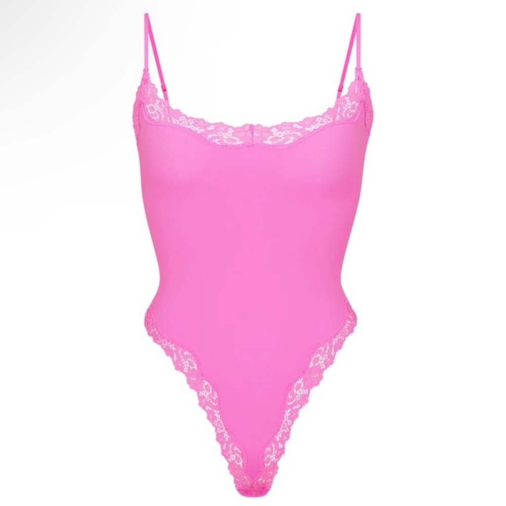 SKIMS FITS EVERYBODY LACE CAMI BODYSUIT | NEON ORCHID / XS | NEW WITH TAGS